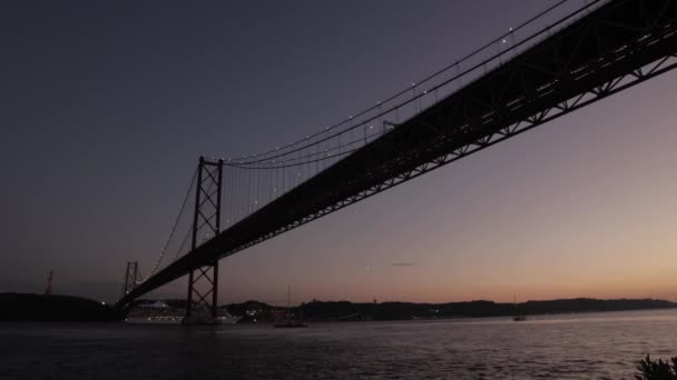 夕阳西下 一艘大船在桥下航行 — 图库视频影像