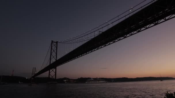 Ранний Ночной Пейзаж Реки Моста Средний Выстрел — стоковое видео