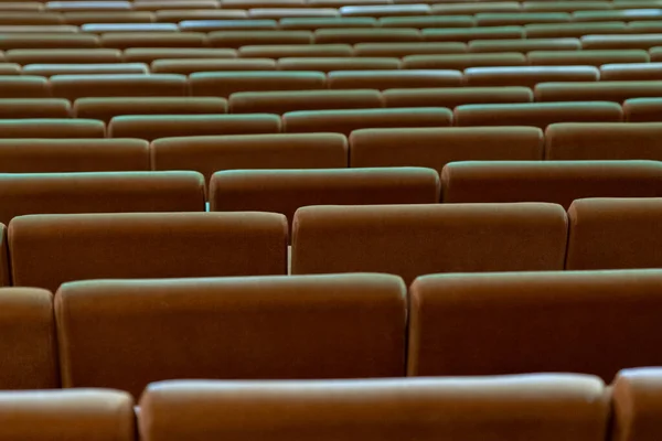 Rijen Lege Bruine Stoelen Het Auditorium Tussenschot — Stockfoto