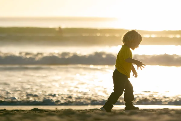 Блондинка Хлопчик Йде Пляж Біля Океану Середній Постріл — стокове фото