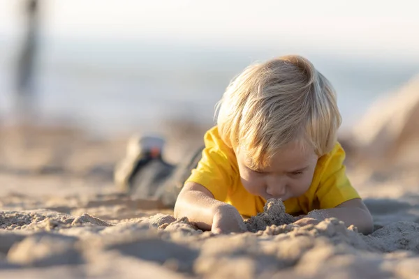Блондинка Хлопчик Лежить Піску Пляжі Середній Постріл — стокове фото