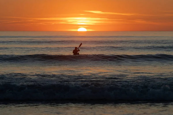 Silhouette Eines Mannes Beim Surfen Während Des Orangefarbenen Sonnenuntergangs Mittelschuss — Stockfoto