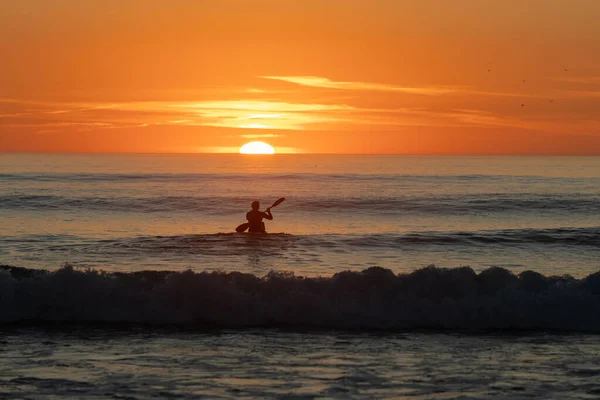 Silueta Hombre Surfeando Puesta Sol Naranja Brillante Mid Shot — Foto de Stock