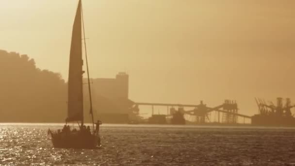 Menschen Stehen Auf Einem Segelboot Und Fahren Bei Sonnenuntergang Auf — Stockvideo