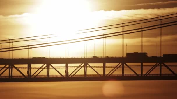 オレンジの夕日の2階建てのヨーロッパの橋 ミッドショット — ストック動画
