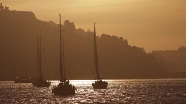 橙色日落时 人们在河里的帆船上休息 — 图库视频影像