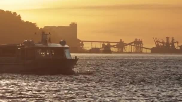 Туристичний Човен Пливе Річку Помаранчевому Заході Сонця Середній Постріл — стокове відео