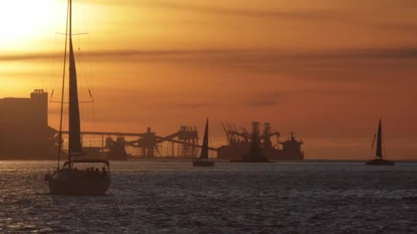 Pessoas Barco Vela Durante Pôr Sol Guindastes Industriais Fundo Meio — Vídeo de Stock