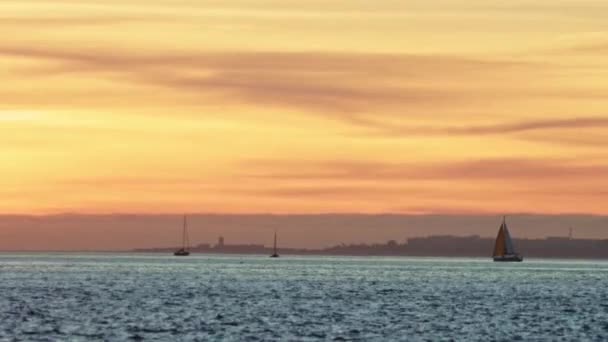 青い川とオレンジの夕日の眺め ミッドショット — ストック動画