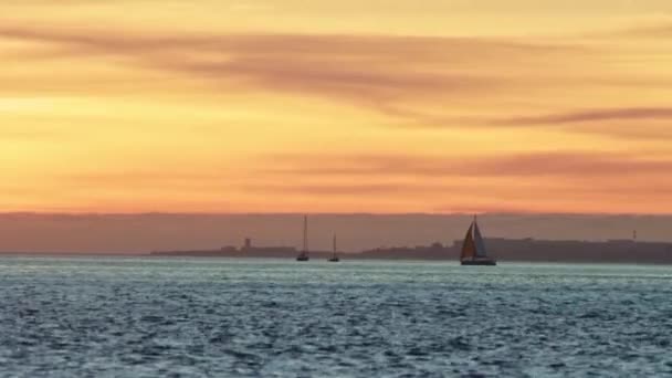蓝色的河流 橙色的落日和帆船航行的景色 — 图库视频影像