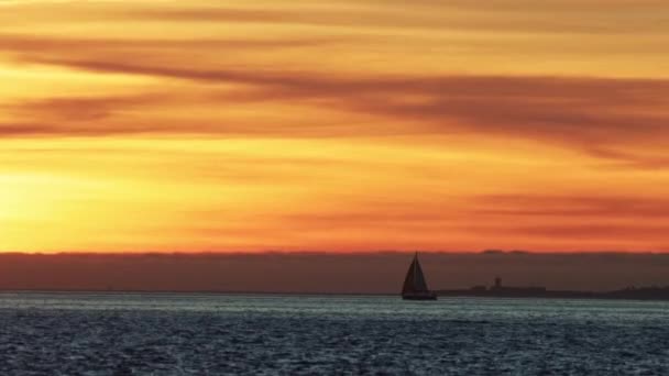 蓝色的河流 明亮的橙色落日航行的船只 — 图库视频影像