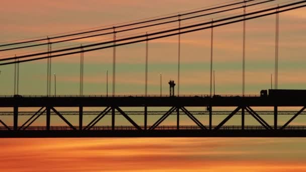 Schwarze Silhouette Einer Zweistöckigen Hängebrücke Vor Dem Hintergrund Eines Hellen — Stockvideo