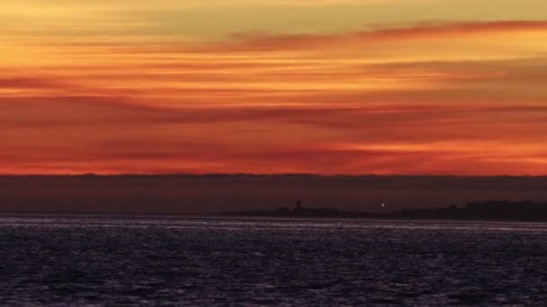 Krajobraz Jasnego Pomarańczowego Zachodu Słońca Nad Błękitną Rzeką Środek Strzału — Wideo stockowe