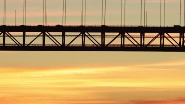 Černá Silueta Dvoupatrového Visutého Mostu Pozadí Západu Slunce Střední Snímek — Stock video