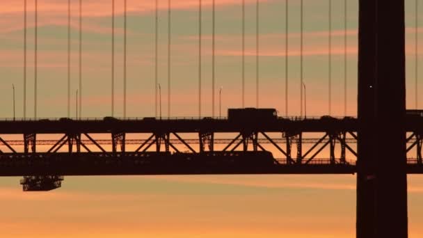 Schwarze Silhouette Einer Zweistöckigen Hängebrücke Vor Dem Hintergrund Eines Sonnenuntergangs — Stockvideo
