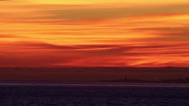 青い川の上に鮮やかな赤の夕日の風景 ミッドショット — ストック動画