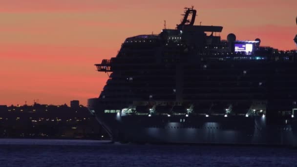 Zachodzie Słońca Rzece Płynie Ogromny Statek Wycieczkowy Środek Strzału — Wideo stockowe