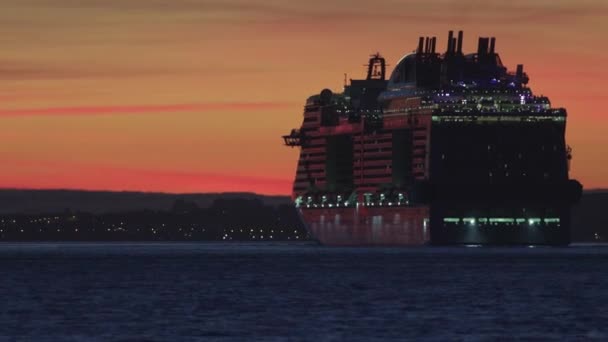 Величезний Круїзний Корабель Пливе Вниз Річці Пізньому Заході Сонця Постріл — стокове відео