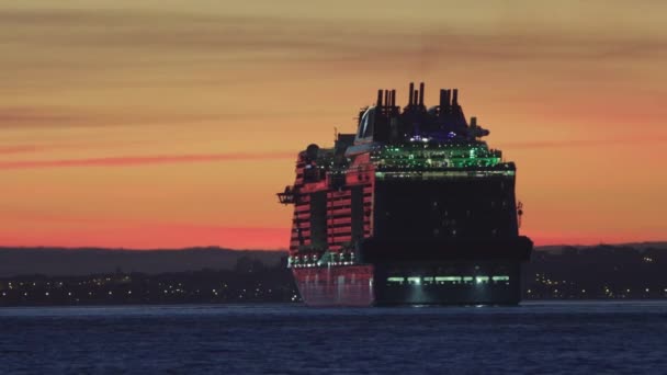 Величезний Туристичний Корабель Пливе Вниз Річці Наприкінці Заходу Сонця Постріл — стокове відео