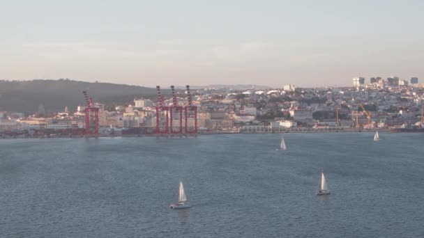 Hajók Vitorláznak Tagus Folyón Ipari Daruk Part Mentén Középső Felvétel — Stock videók