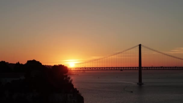 Köprünün Üzerinde Parlak Turuncu Güneş Gün Batımında Bir Nehir Orta — Stok video