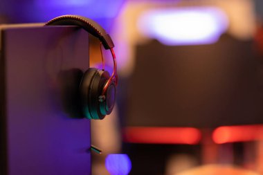 Kürsüde oyun kulaklıkları. Orta çekim