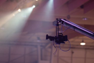 TV kamerası yukarıdan çekim yapıyor. Orta çekim