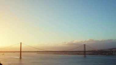Bulutlar nehrin üzerinde gün batımında gökyüzünde yüzerler. Orta çekim