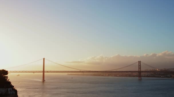 Ранний Восход Солнца Над Рекой Большой Подвесной Мост Средний Выстрел — стоковое видео