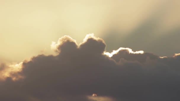 雲が空を横切って浮かんでいて 太陽が雲を突き破っています ミッドショット — ストック動画