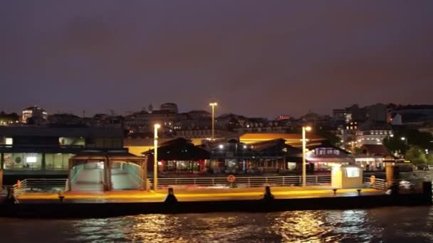 Chegada Porto Lisboa Noite Meio Tiro — Vídeo de Stock