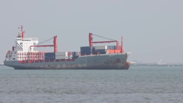 Πορτογαλια Λισμπον 2022 Φορτηγό Πλοίο Πλέει Ποτάμι Συννεφιασμένο Καιρό Μεσαίο — Αρχείο Βίντεο