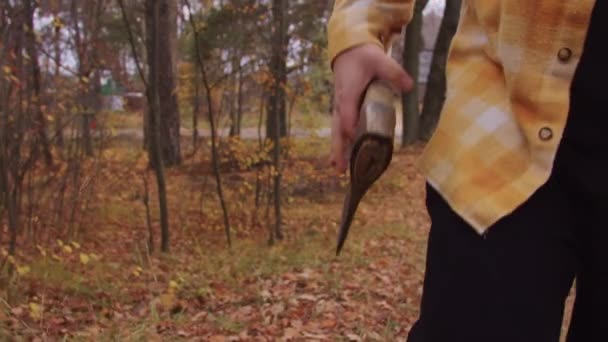 Hombre Camina Amenazadoramente Por Bosque Otoño Con Hacha Mid Shot — Vídeo de stock