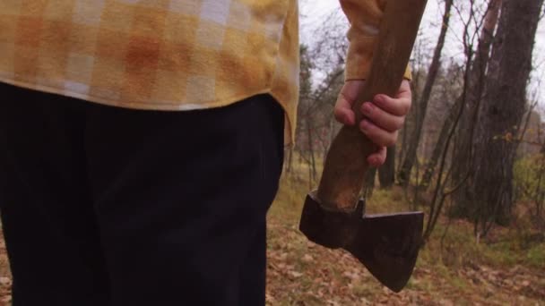 Muž Hrozivě Kráčí Podzimním Lesem Sekerou Střední Snímek — Stock video
