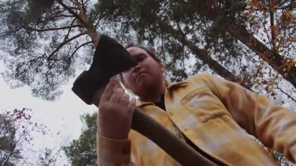 턱수염 남자는 도끼를 아래에서 향하는 모습을 보여준다 Log Pov — 비디오