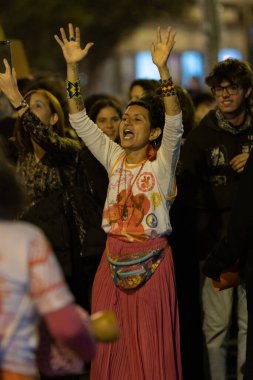 PORTUGAL, LISBON 11-25-2022: Kadınlara Karşı Şiddetin Sonu Yürüyüşü - kalabalıkta çığlık atan siyahi bir kadın. Orta çekim