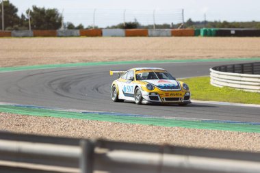 11-20-2022 PORTUGAL, LISBON: Caterham festivali - araba yarışı - beyaz ve sarı Porsche araba. Orta çekim