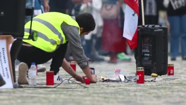 2022 Lisbon Portugal Man Reflective Vest Shoots His Phone Rally — Stock video