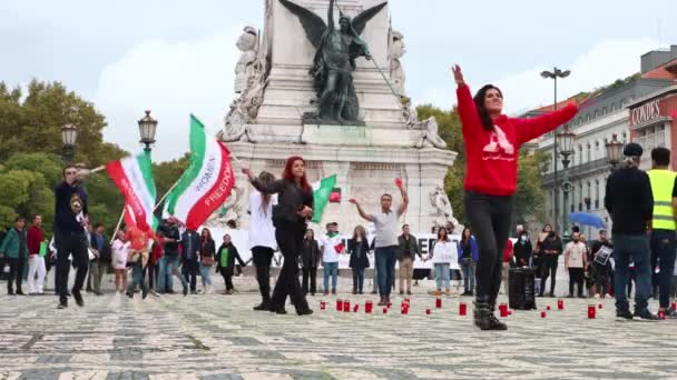 2022 Lisbon Португал Жінки Чоловіки Проходять Через Площу Розмахуючи Прапорами — стокове відео