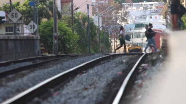 2022 Lisbon Португал Люди Біжать Через Залізничні Колії Перед Поїздом — стокове відео