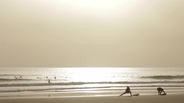Люди Плавають Морі Жінка Гріється Пляжі Перед Тим Іти Воду — стокове відео