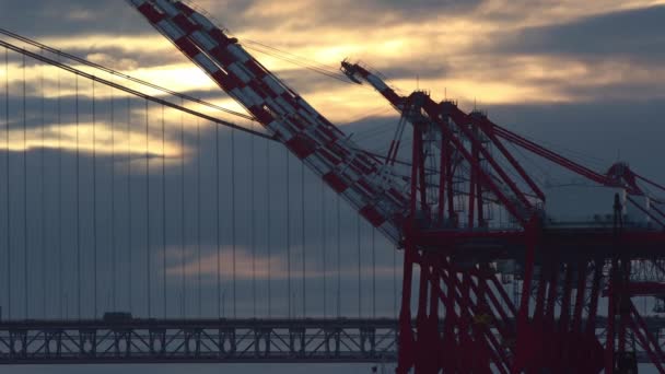 Промышленный Кран Двухэтажный Мост Плавающие Облака Раннем Закате Временной Промежуток — стоковое видео