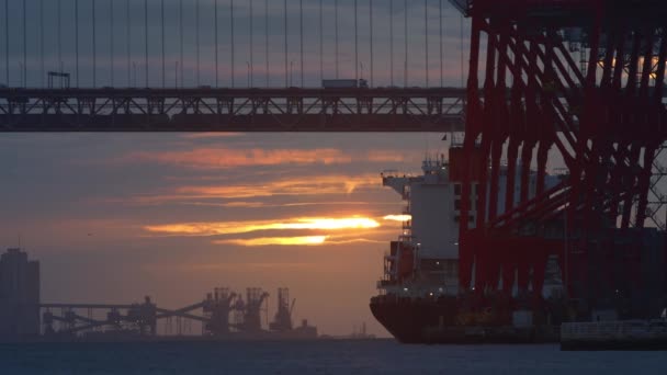Промисловий Кран Двоповерховий Міст Плавучі Хмари Заході Сонця Середній Постріл — стокове відео