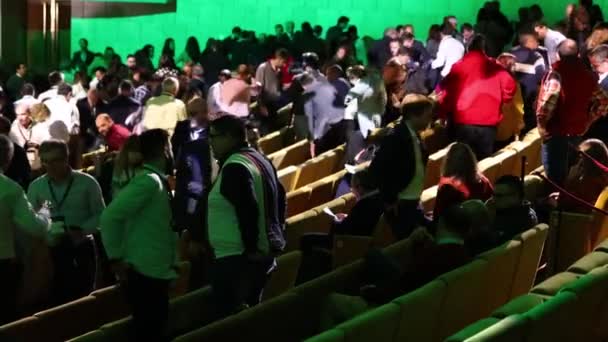 ポルトガル リスボン09 2022 セージセッション 説明会後にホールを出る人々 ミッドショット — ストック動画
