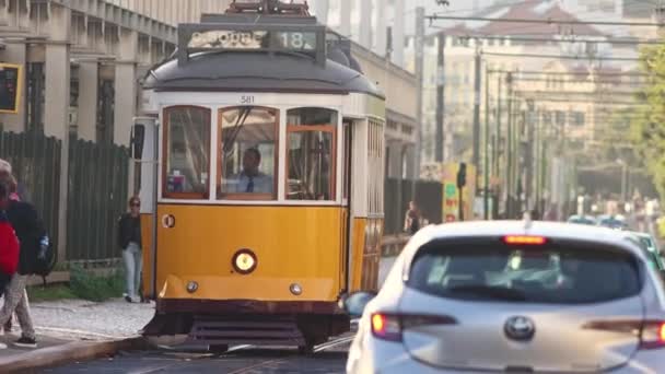 Portugal Lisbon 2022 Historisk Gul Retrospårvagn Står Vid Stationen Mittskott — Stockvideo