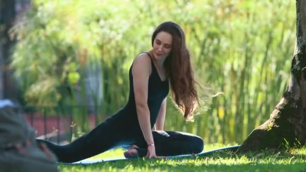 Woman Does Yoga Park Downward Dog Pose Mid Shot — Vídeo de stock