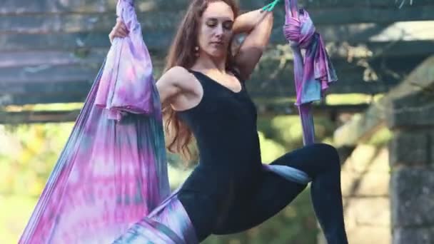 空中ヨガのセッションで足を伸ばしている女性 ミッドショット — ストック動画