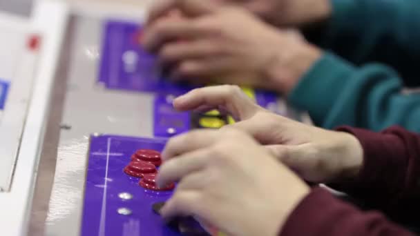 Een Persoon Die Arcade Spel Speelt Tussenschot — Stockvideo