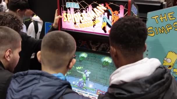 2022 Lisbon Portugal Teen Boys Standing Arcade Game Machine Gaming — Stockvideo