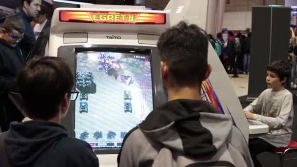 2022 Lisbon Portugal Teen Boys Playing Arcade Games Taito Egret — Stok video